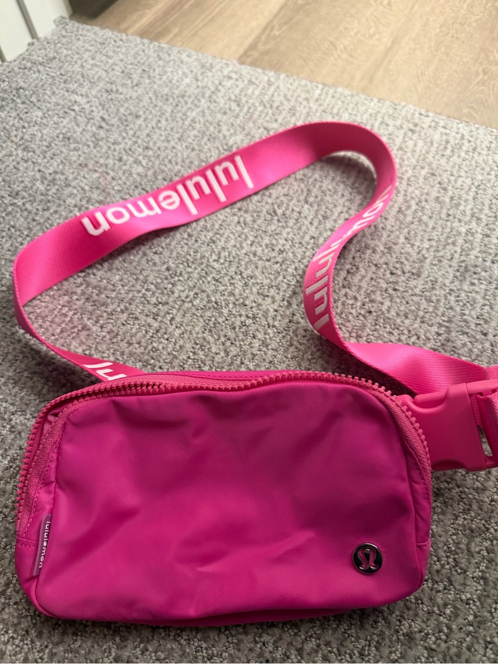 Lululemon pink nylon crossbody bag in a O/S #activewear #athleisure